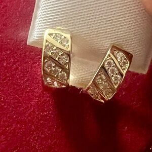 Textured laminated huggies